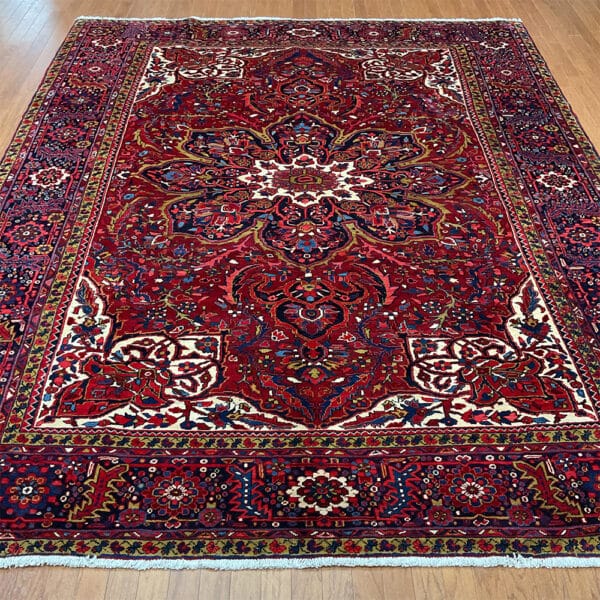 Fine Persian Hand-knotted Heriz Wool Rug (8'10 x 11')