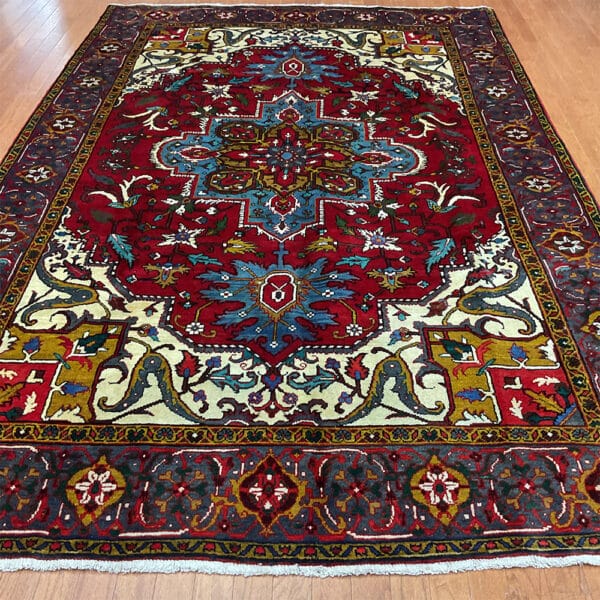 Fine Persian Hand-knotted Heriz Wool Rug (7' x 10'7)
