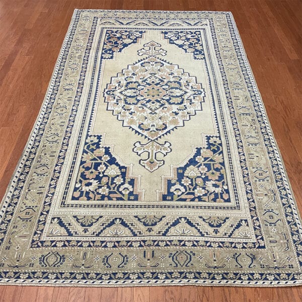 Turkish Hand-knotted Oushak Wool Rug (5'8 x 10'4)
